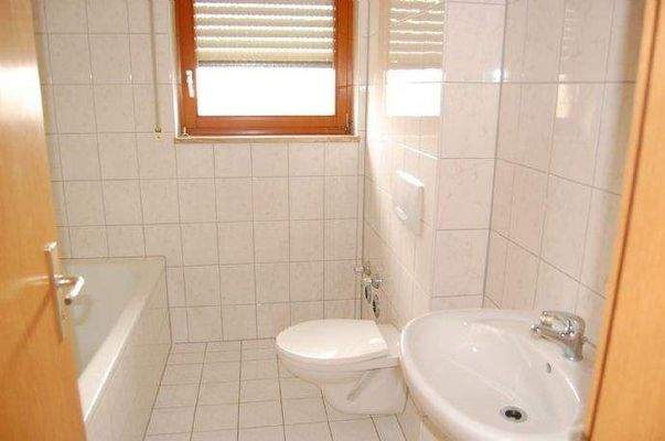 Bad mit WC, Dusche u. Badewanne