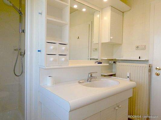 Bad mit Dusche und Badewanne