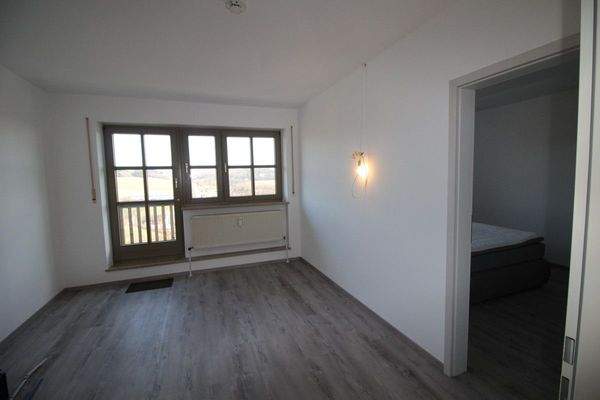 Wohnzimmer mit Balkonzugang