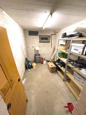 Der eigene, sehr geräumige Keller zur Wohnung - mit Licht und Strom