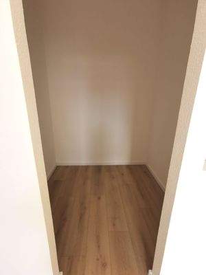 Ankleidezimmer am Schlafzimmer.jpg