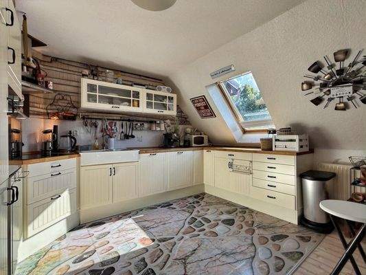 Küche mit Möbeln / Geräten