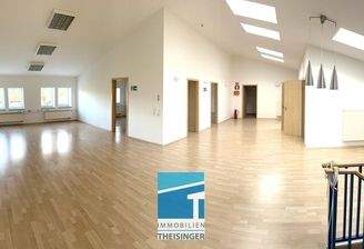 Großraumbüro 1 mit Zutritt in 2 weitere Büros, 2 x WC und Küche