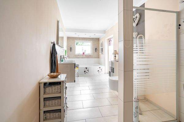 Bad EG Blick auf Wanne