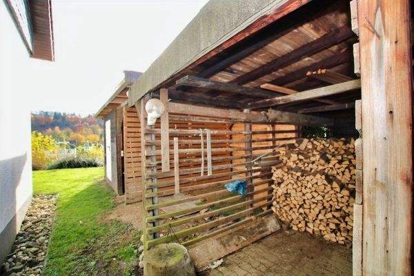 Brennholzlager mit Gartenhaus