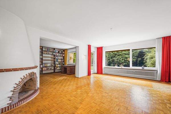 Wohnzimmer mit angrenzender Bibliothek