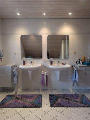 Badezimmer mit zwei Waschbecken