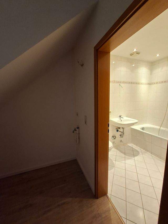 Helle 2 Raum Dachgeschosswohnung in Zwickau ab sofort zu vermieten - Foto 3