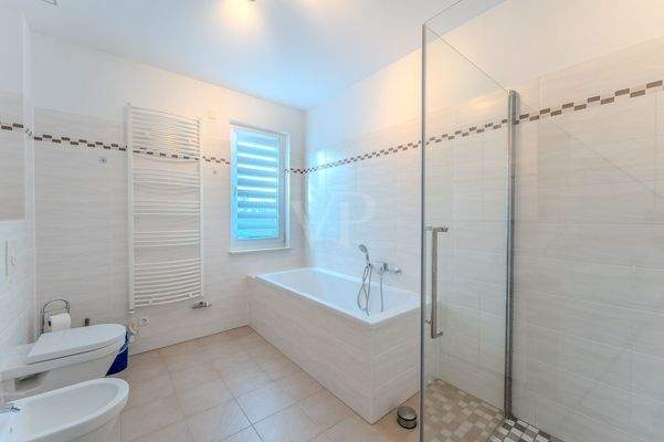 Bad Eltern mit Wanne und Dusche