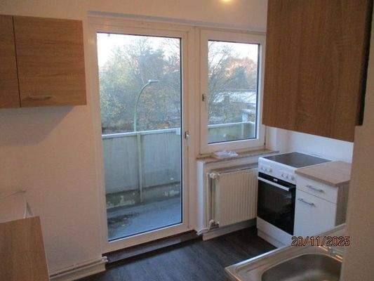 Helle Küche mit Balkon