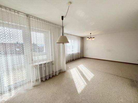 hell und lichtdurchflutetes Wohn-Esszimmer