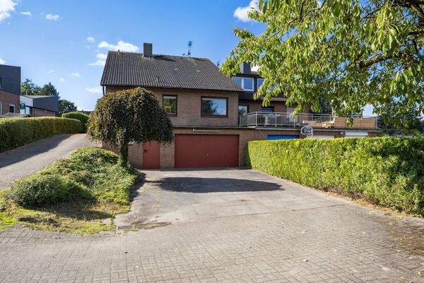 Doppelgarage und Stellplätze davor