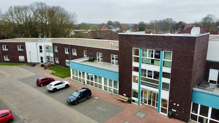 2. Außenansicht, Luftbild, Haupteingang mit Gebäude