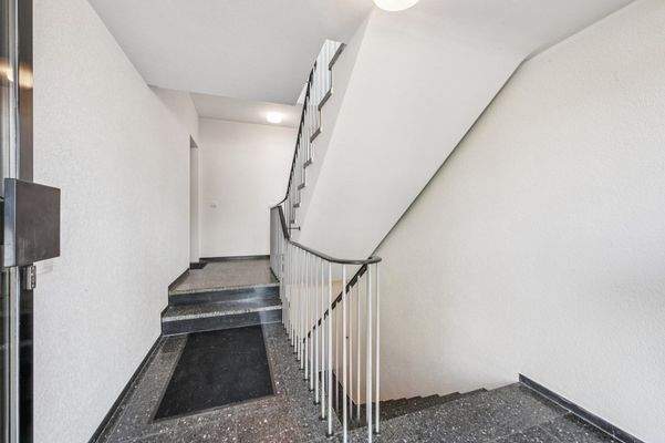 Treppenhaus der gepflegten Wohnanlage