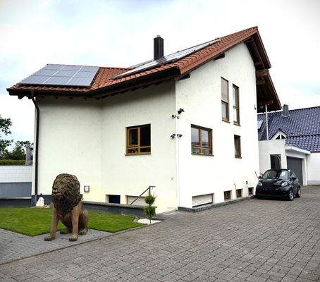 Einfahrt zum Anwesen