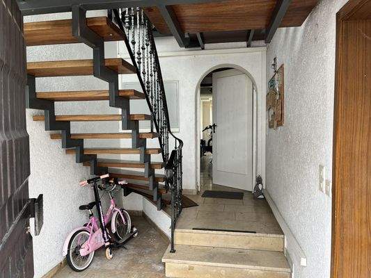 Treppenhaus mit Wohnungszugang im EG