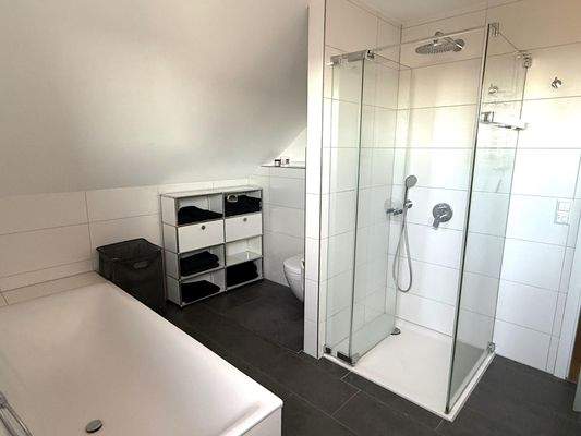 Tageslichtbad mit Wanne, Dusche, WC.....