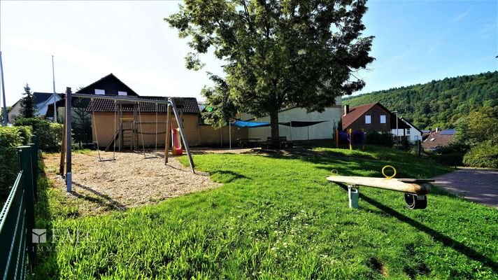 Spielplatz um die Ecke