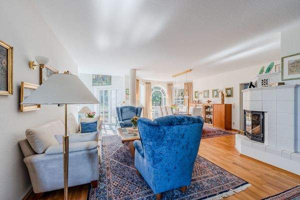 Offener Wohn- Essbereich mit Zugang zum Garten