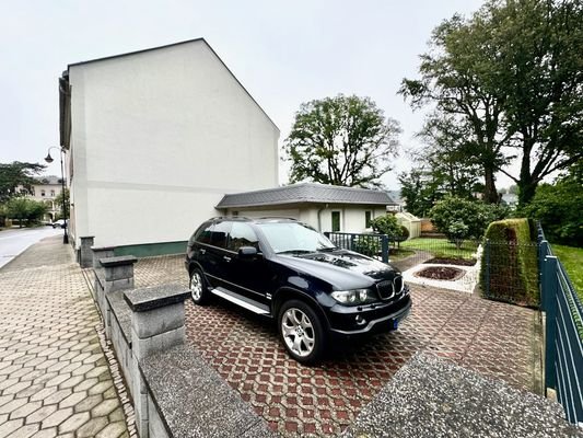 2 Garagen- / 4 Freiplätze