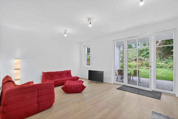 lichtdurchflutetes Wohnzimmer