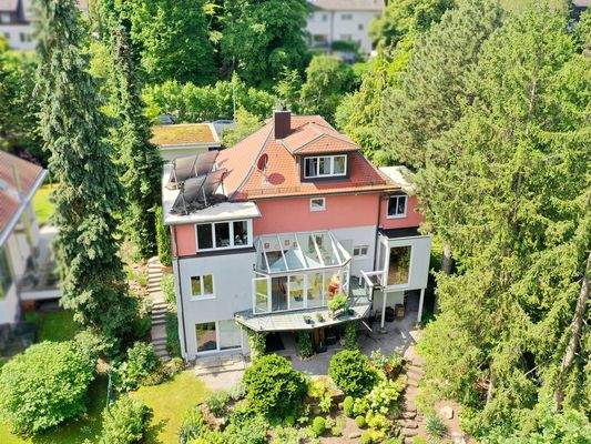 Hausansicht vom Garten aus der Vogelperspektive