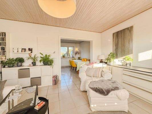 Blick vom Wohnzimmer in den Essbereich