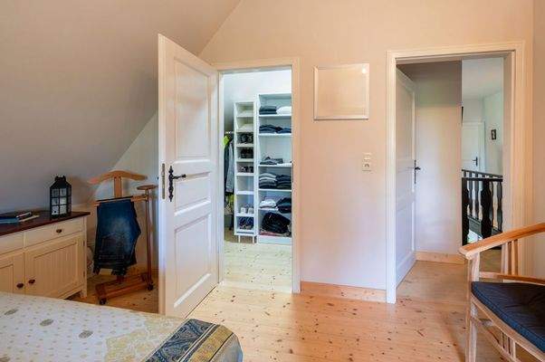 Schlafzimmer 2 mit beg. Schrank