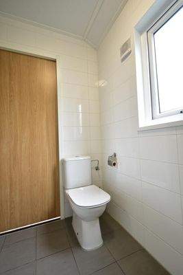 kaufen-chalet-biddinghuizen-badezimmer-toilette-recreatieadviseurs-vakantiehuistekoop-nl.jpg