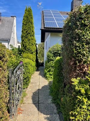 Außenansicht Weg zum Garten und ELW