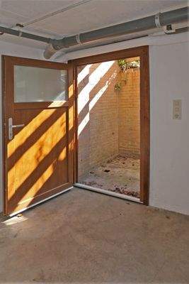 Tür zum Kellerausgang