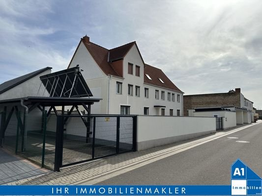 Hausansicht mit Carport