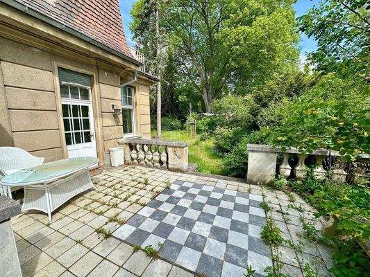 seitliche Terrasse am Haus im Grünen