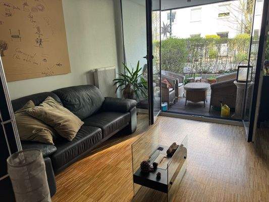 Blick vom Wohn-Eßzimmer auf Terrasse