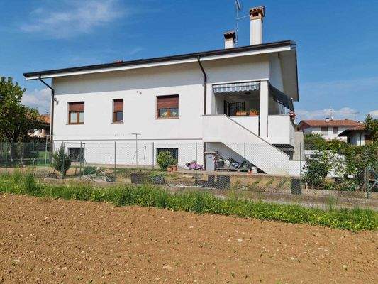 Haus in Udine mit schönem Garten und Garage