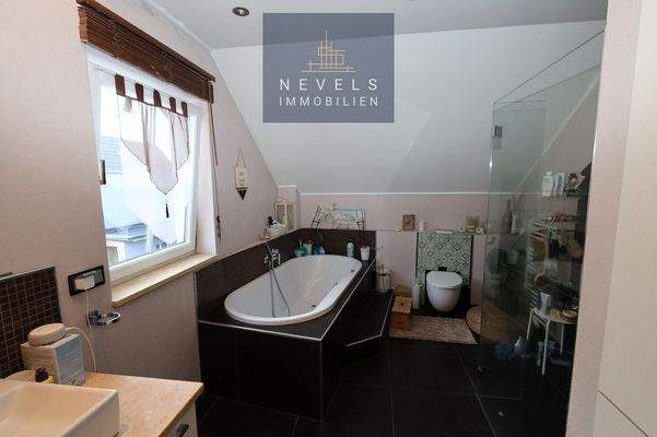 Badezimmer im Dachgeschoss (1)