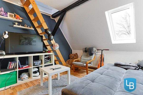 Kinderzimmer mit Zugang zum Spitzboden