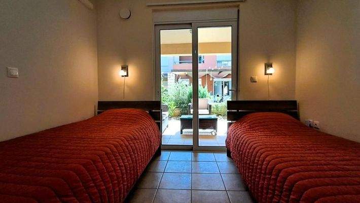 Kreta, Maleme: Erdgeschoss-Apartment mit 2 Schlafzimmern, Garten und Gemeinschaftspool, nur wenige Schritte vom Strand entfernt