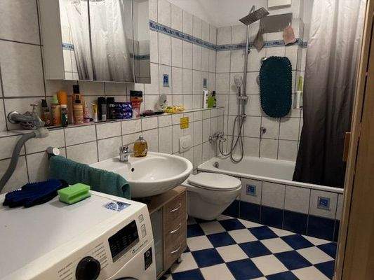 Das Bad mit Platz für die Waschmaschine