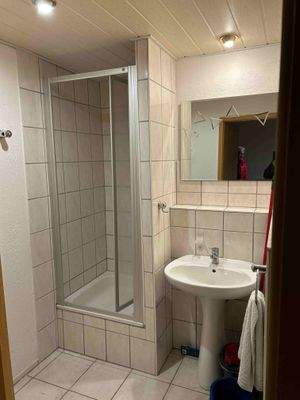 Bad in einer der Wohnungen OG