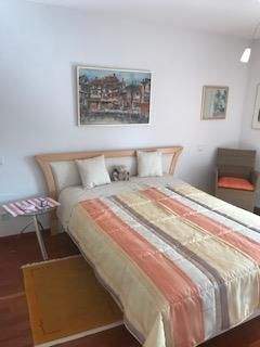 Schlafzimmer mit großem Kleiderschrank