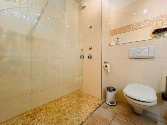 Bad mit ebenerdiger Dusche