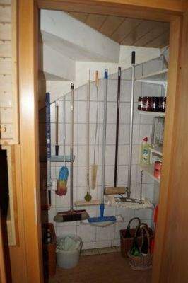 Praktische Abstellkammer unter dem Treppenaufgang