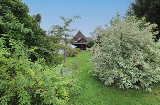 Garten mit Hausrückseite