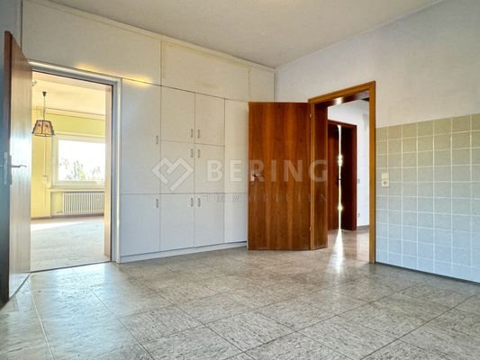 Große Küche mit Wandschrank
