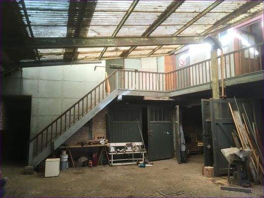 Innenhof mit verschiedenen Lagerräumen