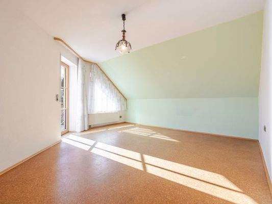 Zimmer im Obergeschoss mit Süd-Balkonzugang