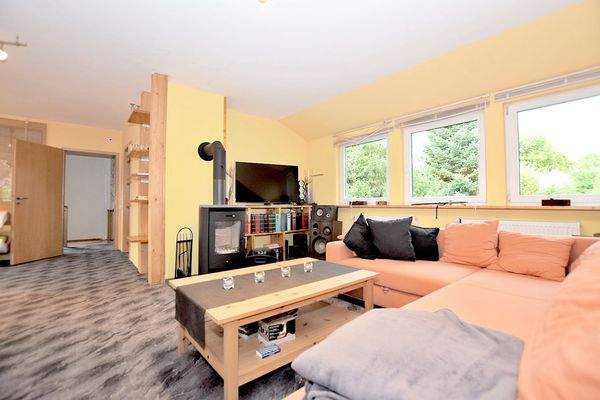 mit großen Gauben, modernem Ofen und viel Freiraum