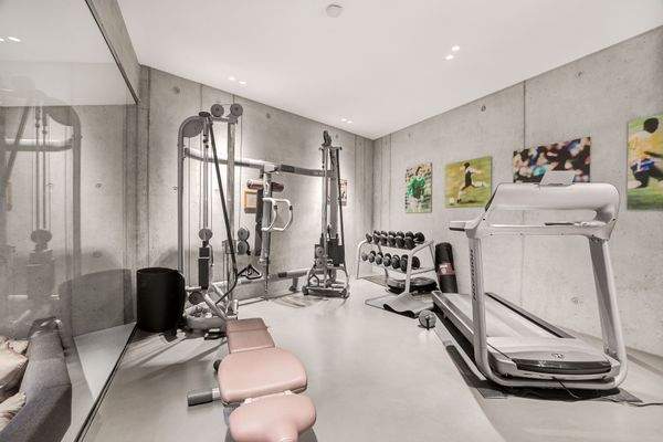 Fitnessbereich. Mit Glaswand zum Hobbyraum.