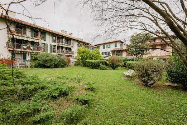 Eckhaus in Udine in der Via Grazzano